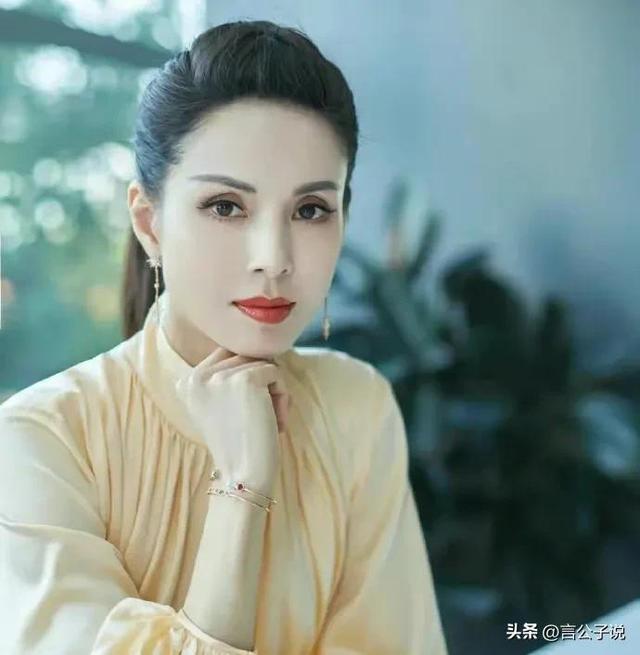 眼窝深的女人面相(7位天生“眼窝深”的女星，深邃迷人和疲惫显老，差距一目了然)(图41)